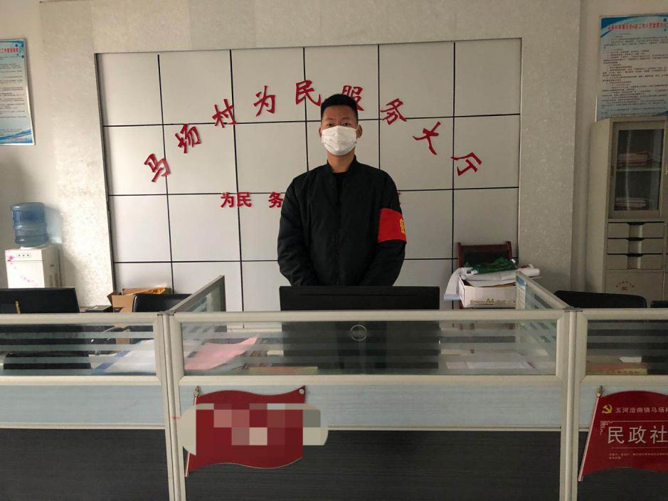 张世瑞在社区办公室值守