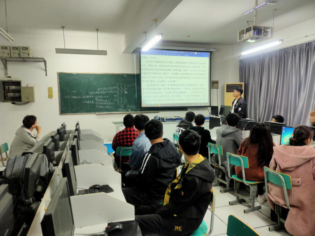 学院团总支副书记王傲同学讲授“学党史、强信念、跟党走”主题团课