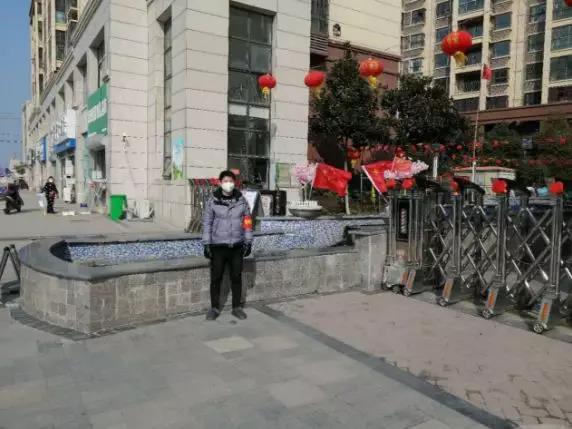 党员蔡德胜在小区门口值守