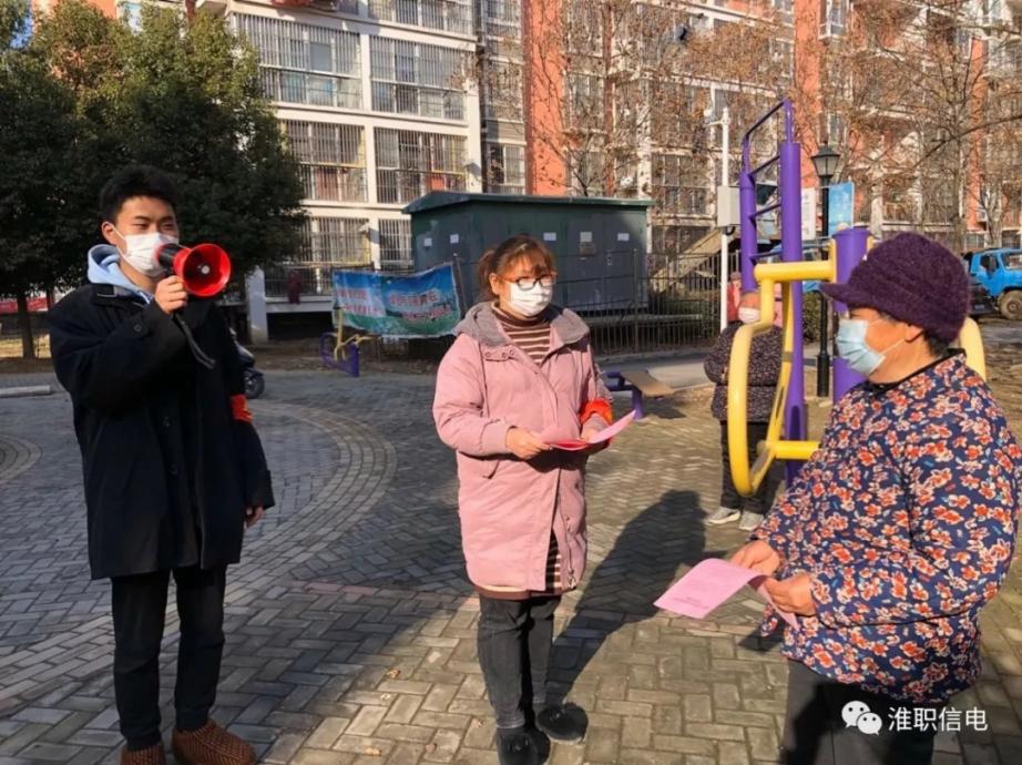 吴敏(中)在社区进行防疫宣传